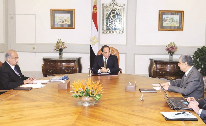 الرئيس عبدالفتاح السيسي مجتمعا مع م.شريف إسماعيل والوزير د.محمد شاكر﻿