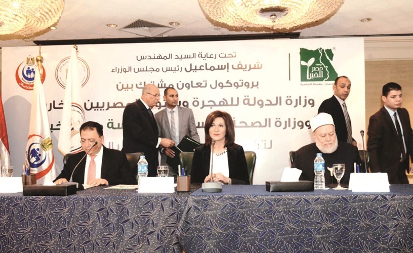 نبيلة مكرم تتوسط د.أحمد عماد ود.علي جمعة خلال توقيع بروتوكول التعاون	 ناصر عبد السيد﻿