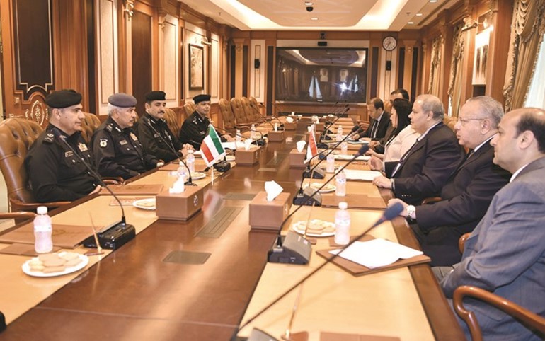 وكيل وزارة الداخلية بالانابة اللواء محمود الدوسري خلال الاجتماع مع الوفد المصري﻿