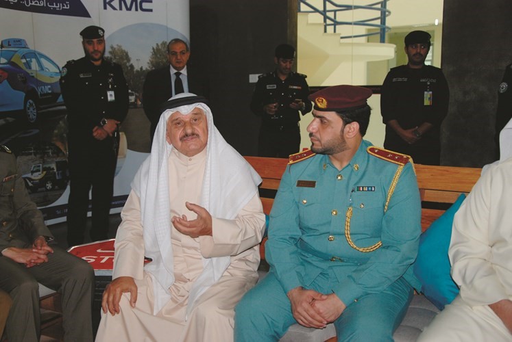 حديث جانبي خلال الاستضافة﻿