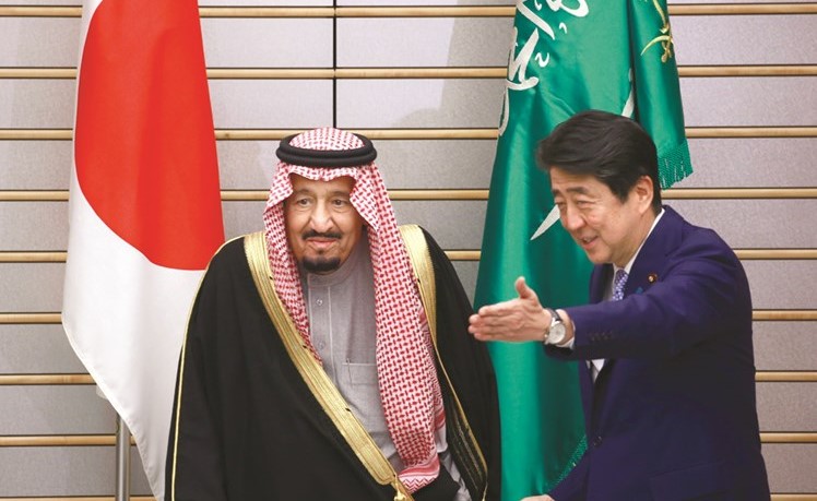 رئيس وزراء اليابان شينزو آبي مرحبا بخادم الحرمين الشريفين الملك سلمان بن عبدالعزيز قبيل مباحثاتهما الرسمية في طوكيو امس	أ.پ﻿