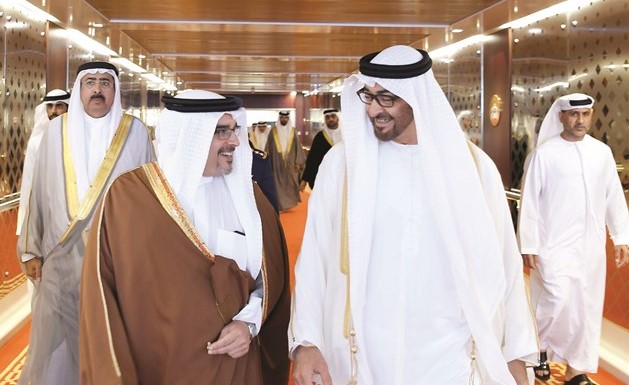 صاحب السمو الشيخ محمد بن زايد آل نهيان ولي عهد أبوظبي نائب القائد الأعلى للقوات المسلحة الإماراتية مستقبلا صاحب السمو الملكي الأمير سلمان بن حمد آل خليفة ولي العهد نائب القائد الأعلى النائب الأول لرئيس مجلس الوزراء البحريني لدى وصوله الى أبوظبي أمس                                                             (بنا) 
