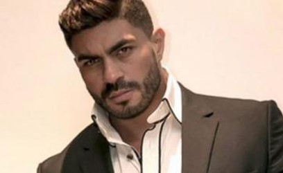 بالفيديو.. انهيار خالد سليم في جنازة والده وسط تغيب للفنانين