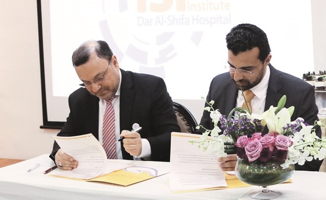 أحمد نصر الله وهيثم البغدادي خلال توقيع الاتفاقية﻿