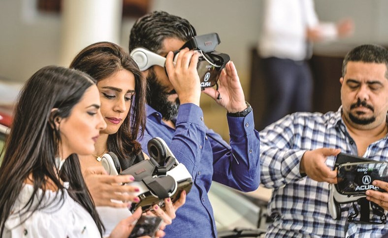 تجربة نظارات الواقع الافتراضي﻿