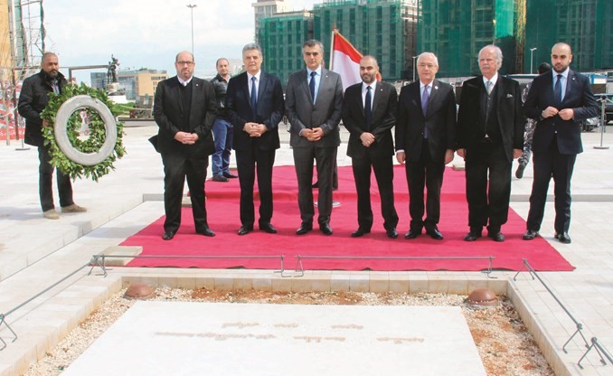 وفد من الكتائبيزور اضرحة الشهيد الرئيس رفيق الحريري ورفاقه بمناسبة ذكرى الرابع عشر من آذار	محمود الطويل﻿