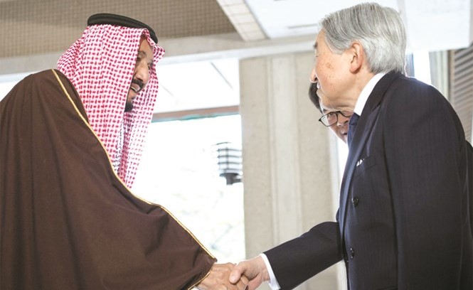 إمبراطور اليابان اكيهيتو مستقبلا خادم الحرمين الشريفين الملك سلمان بن عبدالعزيز أمس	 واس﻿
