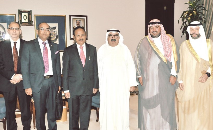 الشيخ ناصر صباح الأحمد مستقبلا الشيخ ثامر العلي وأجيت دوفال وسونيل جين﻿