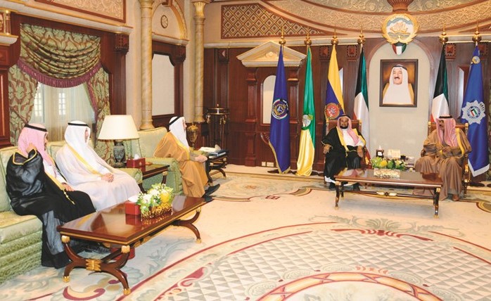 سمو ولي العهد الشيخ نواف الأحمد مستقبلا حبيب بن جامع وفلاح بن جامع ﻿
