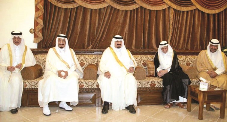 خادم الحرمين الشريفين الملك سلمان بن عبدالعزيز وسمو ولي العهد الراحل الأمير سلطان بن عبدالعزيز رحمه الله مع الراحل فيصل الدويش﻿