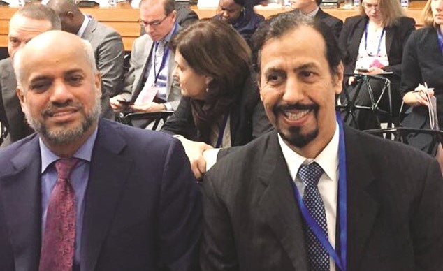 السفير الشيخ علي الخالد مع سفير سلطنة عمان خلال أعمال المؤتمر ﻿