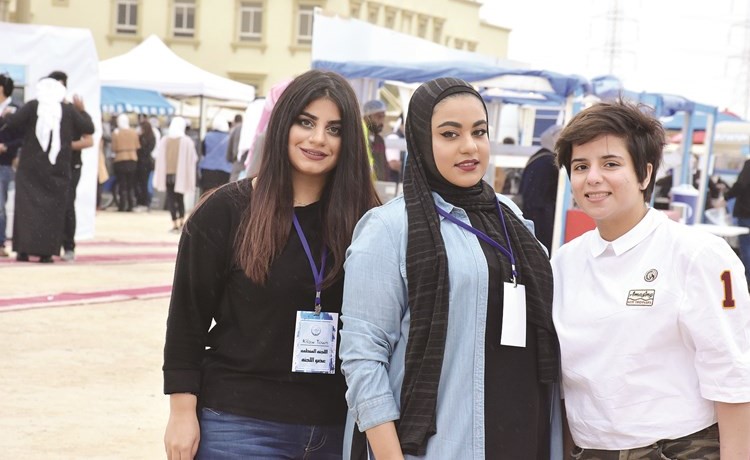 شيخة الرويح تتوسط اثنتين من زميلاتها﻿