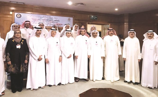 د.عبدالله الطريجي مع المشاركين في الورشة﻿