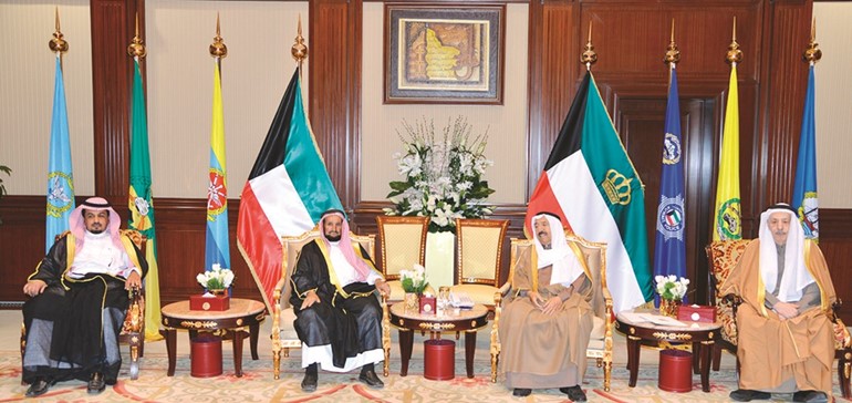 صاحب السمو الاميرالشيخ صباح الاحمد خلال استقباله حبيب عيد بن جامع وفلاح عيد بن جامع﻿