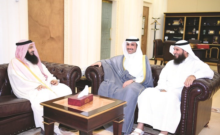 الغانم مع عضو مجلس النواب البحريني عادل المعاوده ويبدو علام الكندري﻿