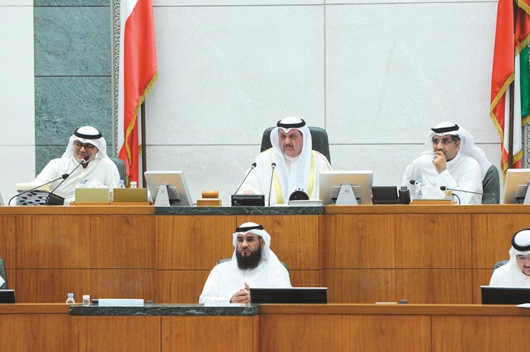 عيسى الكندري مترئسا جانبا من جلسة أمس ﻿