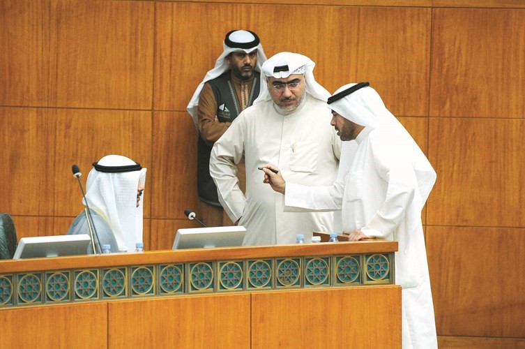 الرئيس الغانم وعلي الدقباسي وخالد الشطي﻿