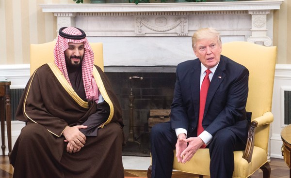 الرئيس الأميركي دونالد ترامب مستقبلا صاحب السمو الملكي الأمير محمد بن سلمان	 (أ.ف.پ)