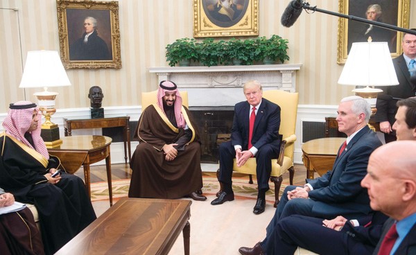 الرئيس الأميركي دونالد ترامب مستقبلا صاحب السمو الملكي الأمير محمد بن سلمان والوفد المرافق له      (أ.ف.پ)