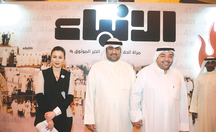 وزير التجارة والصناعة ووزير الشباب بالوكالة خالد الروضان ووكيلة وزارة الدولة لشؤون الشباب الشيخة الزين الصباح مع رئيس التحرير          (تصوير هاني الشمري)