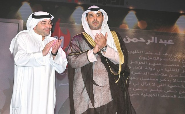 وزير الدولة لشؤون مجلس الوزراء ووزير الإعلام بالوكالة الشيخ محمد العبدالله مع رئيس التحرير الزميل يوسف خالد المرزوق خلال الحفل﻿