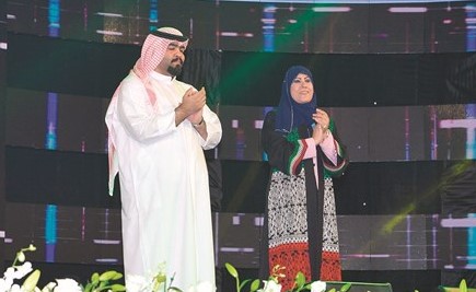 الفنانة القديرة مريم الصالح والنجم عبدالعزيز النصار خلال أوبريت الأنباء عن دور الصحافة الكويتية﻿