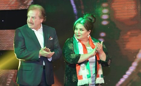 الفنان القدير محمد المنصور مع النجمة منى شداد في الأوبريت	(تصوير قاسم باشا﻿)
