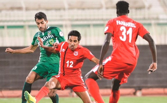 لاعب الفحيحيل عبدالله ماوي يسيطر على الكرة أمام مدافع العربي محمد فريح (الأزرق.كوم )﻿