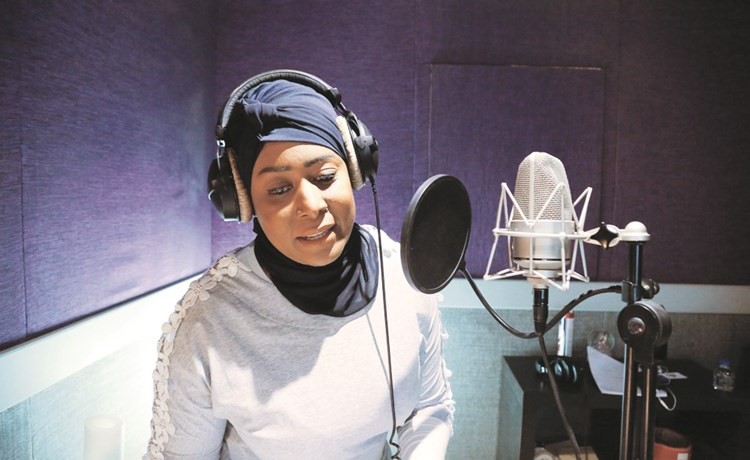 ايمان نجم اثناء تسجيل شخصية الراوي﻿