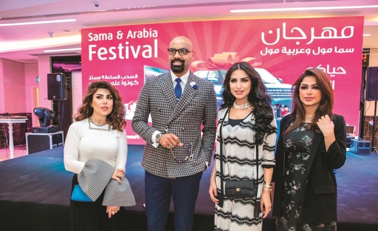 إسراء تتوسط مساعد المطيري ودلال العوضي وشيرين بهمن﻿