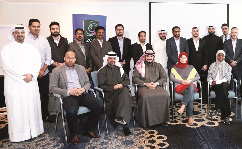 مزمل شيخ ومسؤولو إدارة خدمات القيمة المضافة مع ممثلي الشركات المكرمة﻿