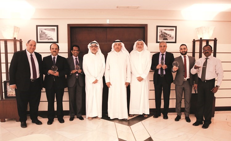 صالح البابطين وفريق الإدارة العليا مع المكرمين ﻿