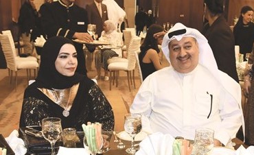 رئيس تحرير النهار الزميل د.عماد بوخمسين والزميلة رابعة مكي جمعة﻿