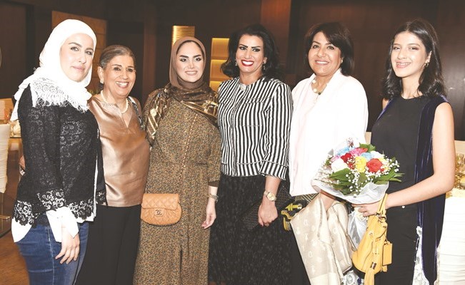 فاطمة حسين وعدد من المشاركات في الحفل﻿