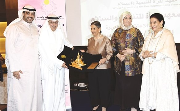 درع تقديرية من د.بدر مال الله إلى الزميلة فاطمة حسين﻿
