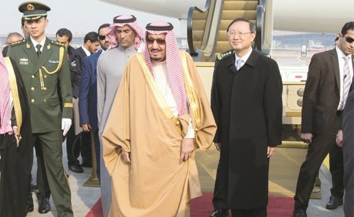 خادم الحرمين الشريفين الملك سلمان بن عبدالعزيز لدى وصوله مطار بكين الدولي امس	واس ﻿