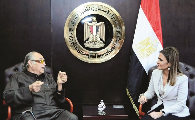 د.سحر نصر خلال لقائها بالشيخ صالح كامل ﻿