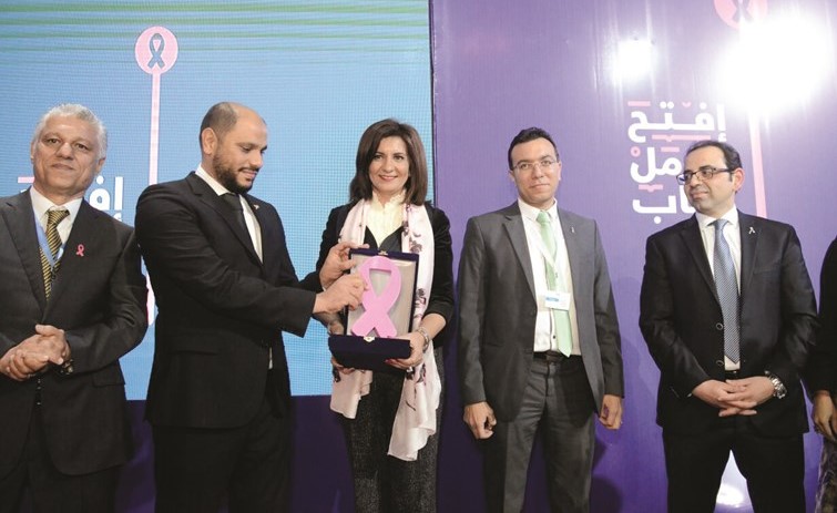 السفيرة نبيلة مكرم خلال احتفال مؤسسة بهية لعلاج سرطان الثدى ﻿