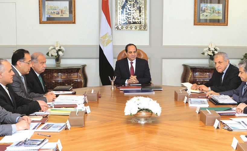 الرئيس عبد الفتاح السيسي ملتقيا بمسؤولي المشروعات القومية وعدد من الوزراء والمحافظين﻿