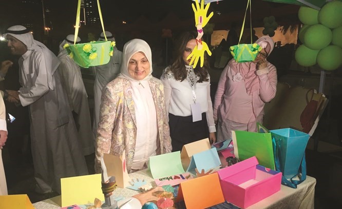 الوزيرة هند الصبيح خلال تفقدها المنتجات المعروضة خلال المهرجان ﻿