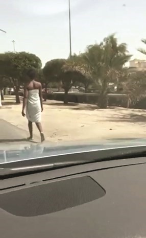 الأفريقية بالمنشفة ودون حذاء﻿