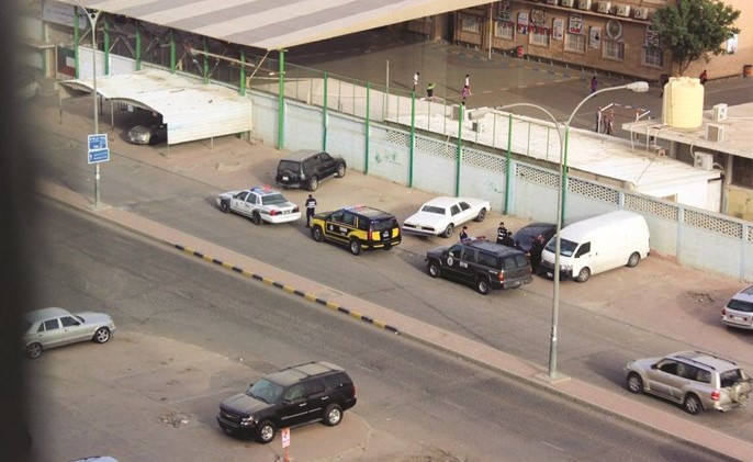رجال الأمن والطب الشرعي في حولي حيث تم العثور على الجثة﻿