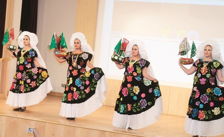 عرض لمجموعة من الرقصات الشعبية المكسيكية ﻿