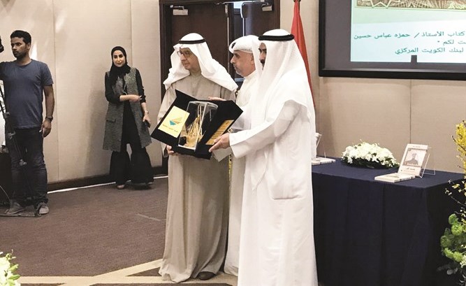 المكتبة الوطنية تقدم درعا تكريمية لحمزة عباس﻿
