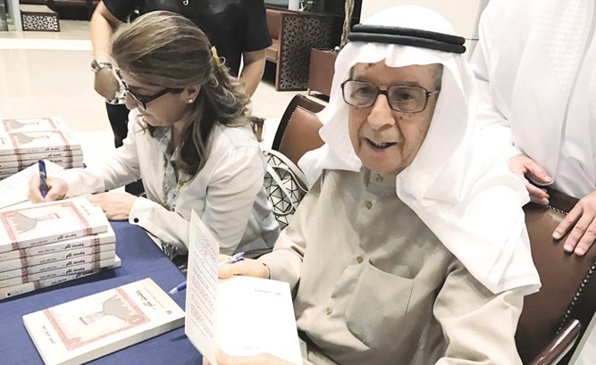 حمزة عباس أثناء التوقيع على كتابه ونصحت لكم﻿