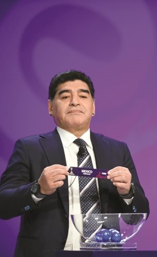 أسطورة الأرجنتين دييغو مارادونا شارك في سحب القرعة أ.ف.ب﻿
