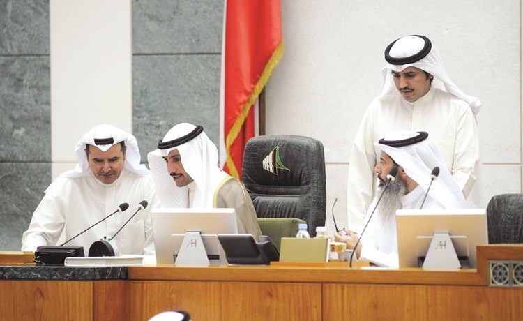 رئيس مجلس الامة مرزوق الغانم وعصام المرزوق ونايف المرداس وناصر الدوسري على المنصة﻿