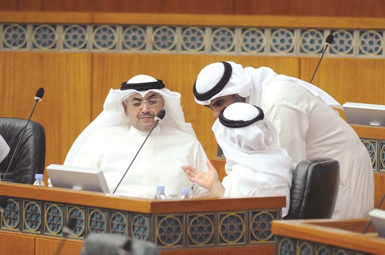محمد المطير في حديث مع بعض النواب﻿