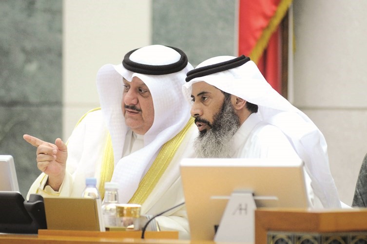عيسى الكندري مترئسا جانبا من جلسة امس وبجانبه نايف المرداس﻿