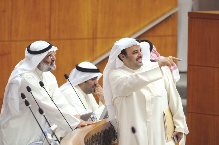 مبارك الحجرف خلال الجلسة﻿